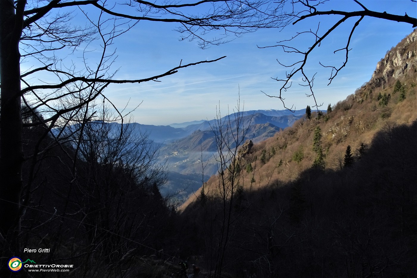 20 Vista sulla bassa Val Serina e verso la pianura.JPG